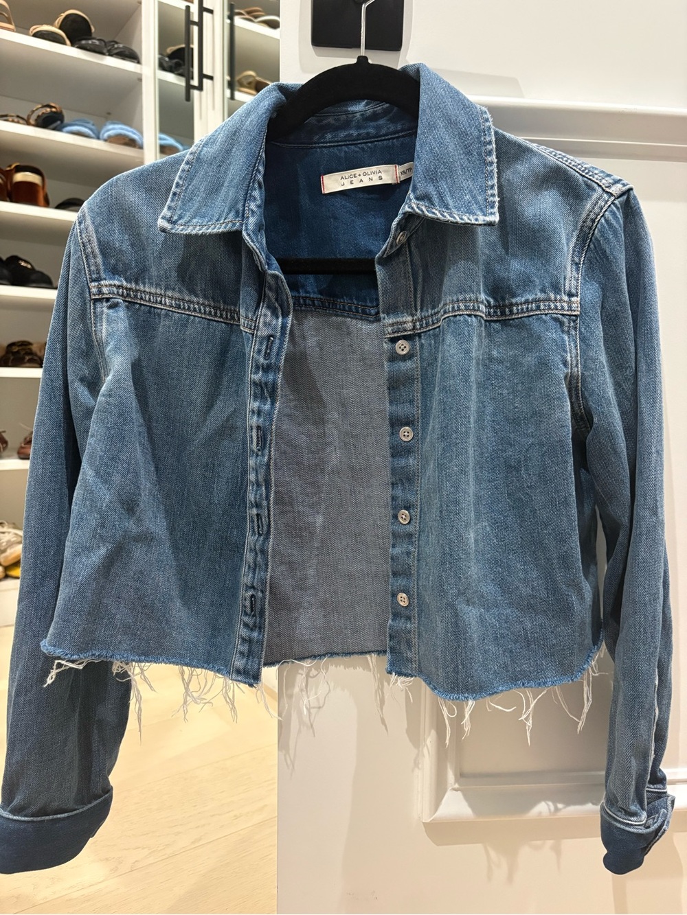 Women’s Alice+ Olivia cropped denim shirt size XS